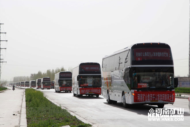 行進(jìn)中的車隊(duì)，浩浩蕩蕩，蔚為壯觀.jpg